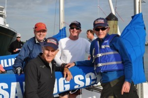 Ed Baird, segundo por la izquierda, con su tripulación