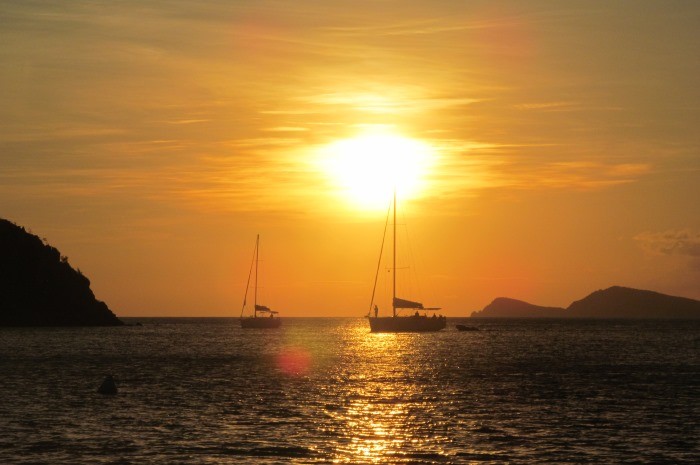 12-Britischer-Virgin-Islands-Offshore-Segeln-Schule-Flottille-Sonnenuntergang