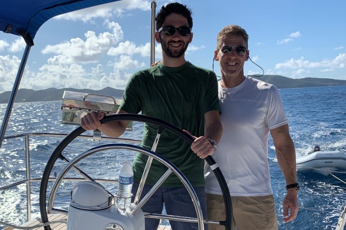Dos amigos al volante de un barco