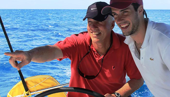 Dos hombres en velero