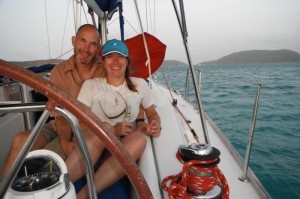 Pareja tomando una foto en un barco 