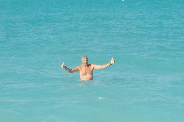 Blog12-Colgate-Marino-vela-aventuras-Bahamas-man-in-water_700x465