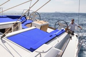 man-sailing-on-sunsail-web