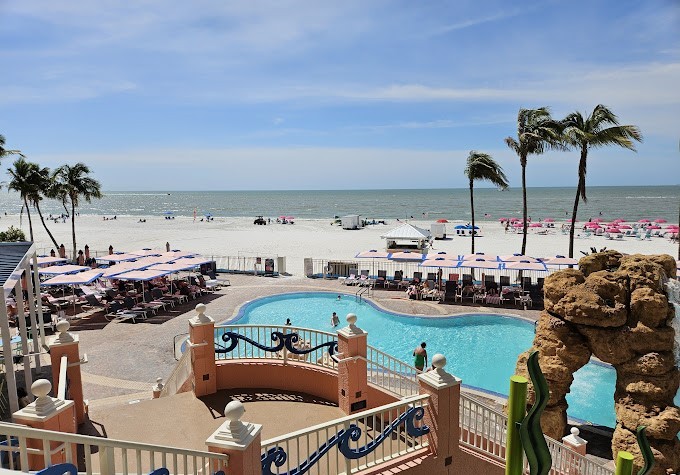 Der Octopool und der riesige Strand im Pink Shell Beach Resort & Marina Fort Myers Beach, FL, wo Segelunterricht in der Offshore Sailing School erteilt wird.